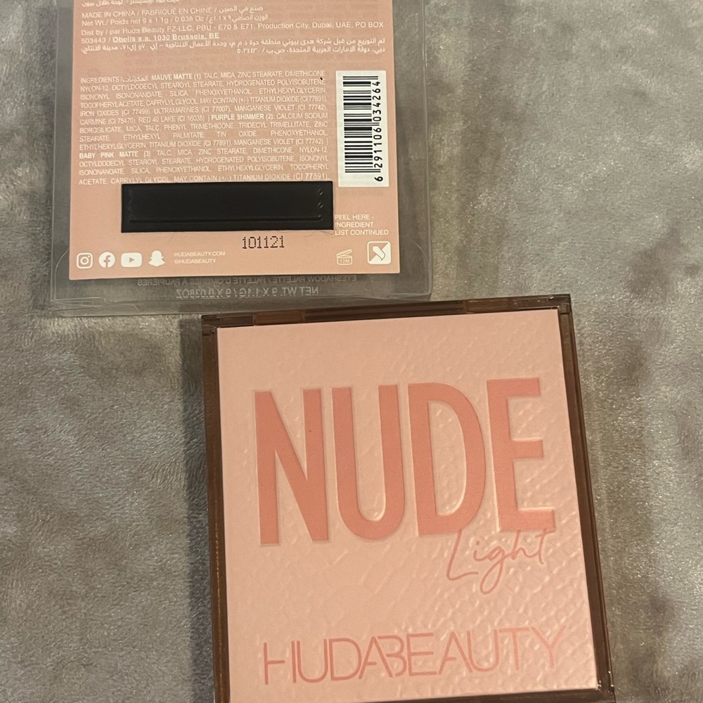 Huda Beauty Nude Light Eyeshadow Palette